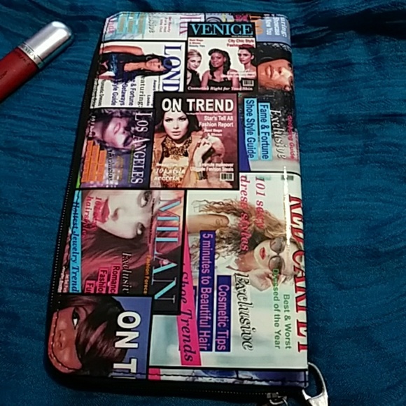 💟So gorgeous Magazine Print Wallet! - Picture 4 of 7